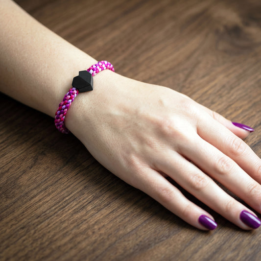 TINY LOVE. PULSERA CON CORAZON NEGRO Y CORDON MULTICOLOR