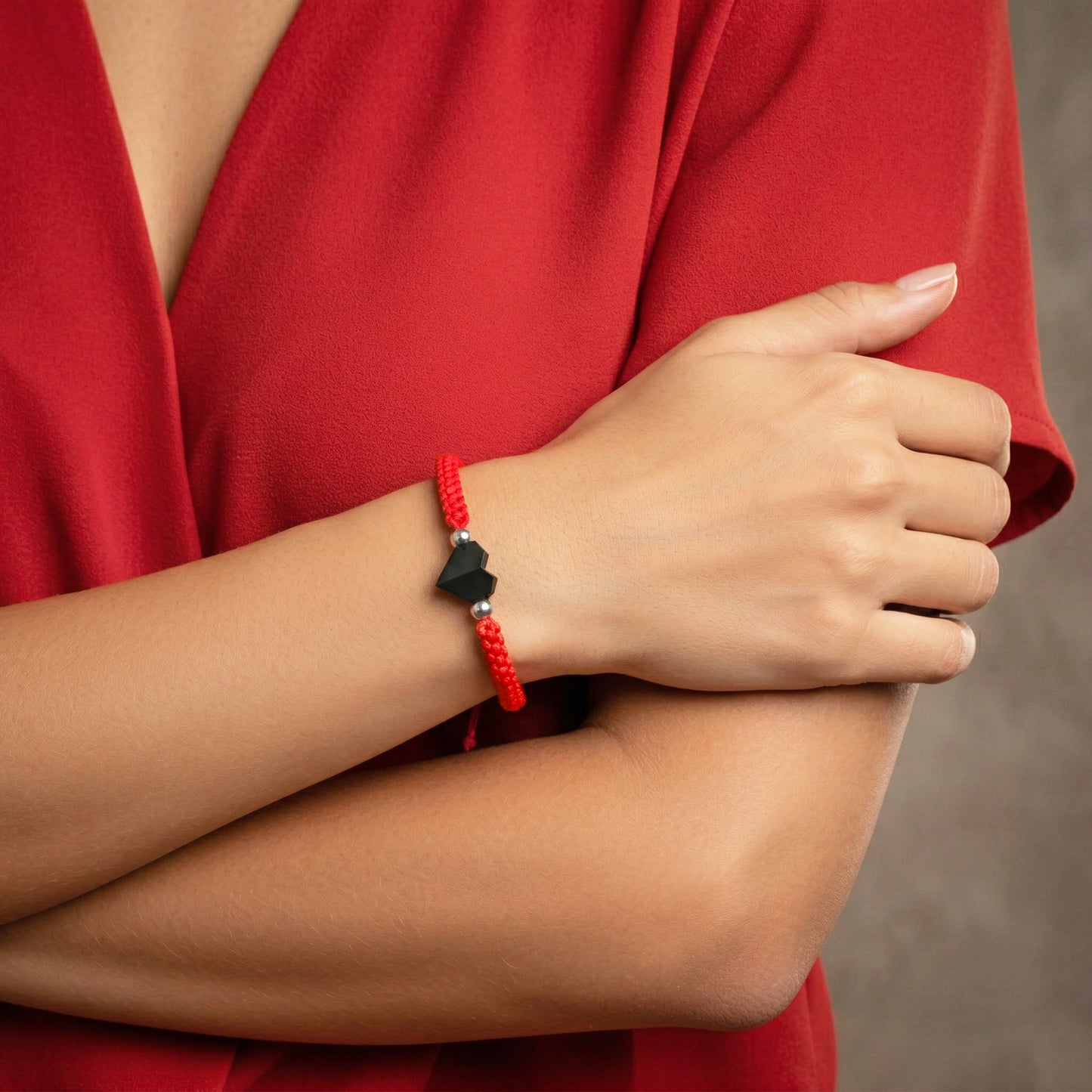 TINY LOVE. PULSERA CON CORAZON NEGRO Y CORDON TRENZADO ROJO