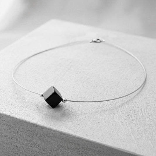 STEEL CUBE, COLLAR ACERO CON CUBO AGATA NEGRA MATE