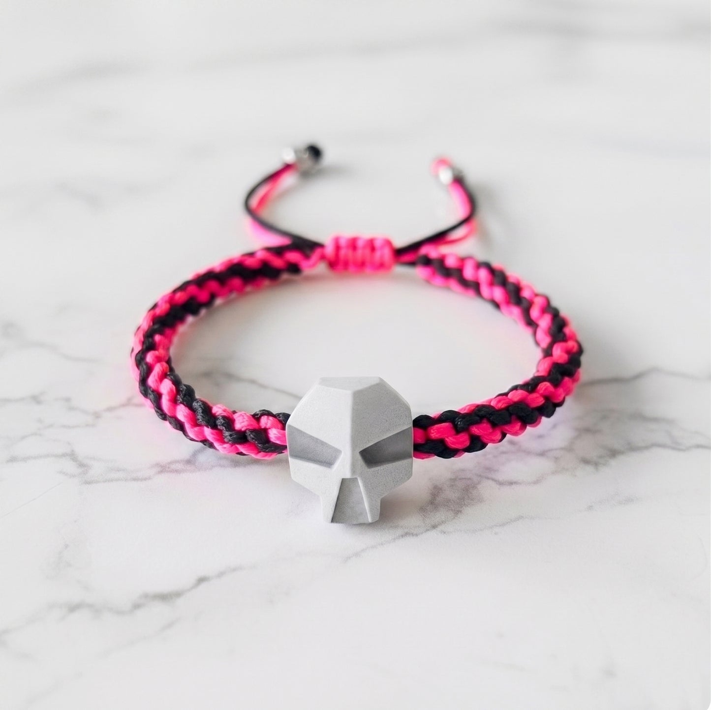 SKULL. PULSERA CALAVERA CORDON TRENZADO ROSA NEON