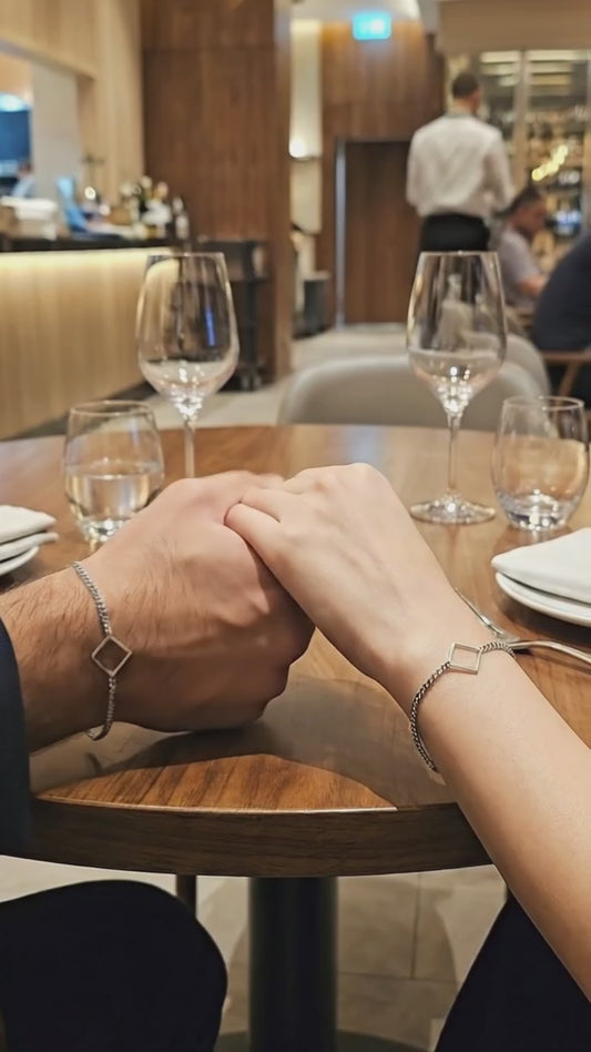 LOVERS, SET PULSERAS CON CUADRADO DE ACERO SIMBOLO DE EQUILIBRIO