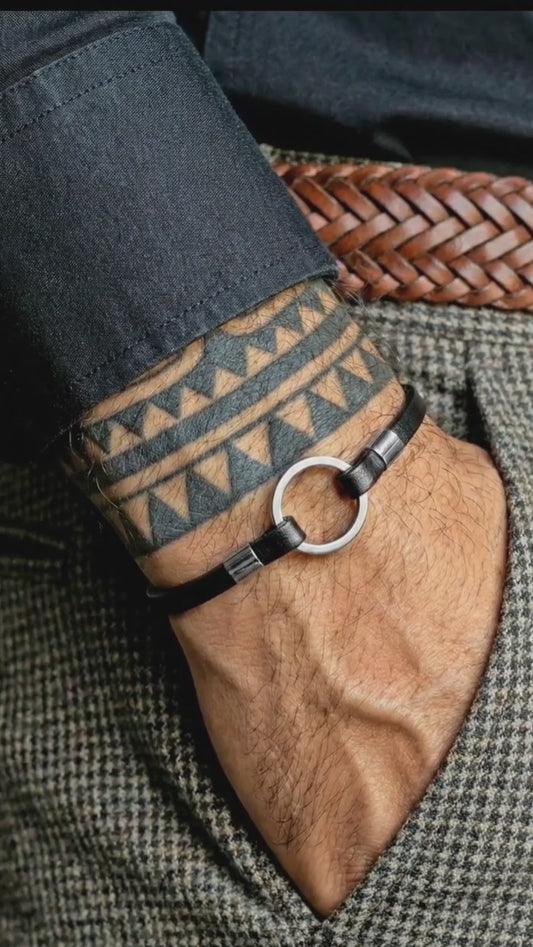 PULSERA ARO DE ACERO Y CORDON PIEL